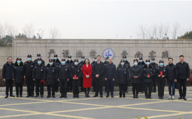 校党委书记朱爱胜一行春节慰问在岗教职工和留校学生